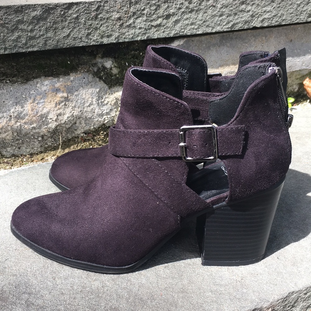 Heart in D black suede booties